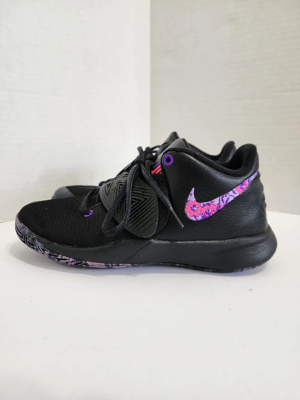 Nike Kyrie Flytrap 3 GS Floral Swoosh Basketball Shoes Black 6Y FLAW READ DESC